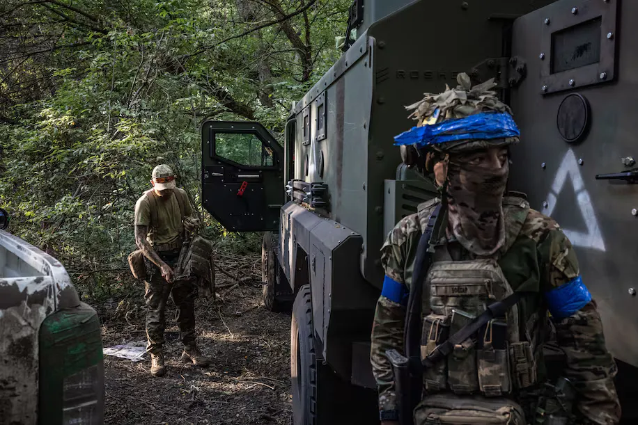 Командир українського підрозділу безпілотників (праворуч) стоїть на контрольованій Україною території в Курській області Росії 18 серпня